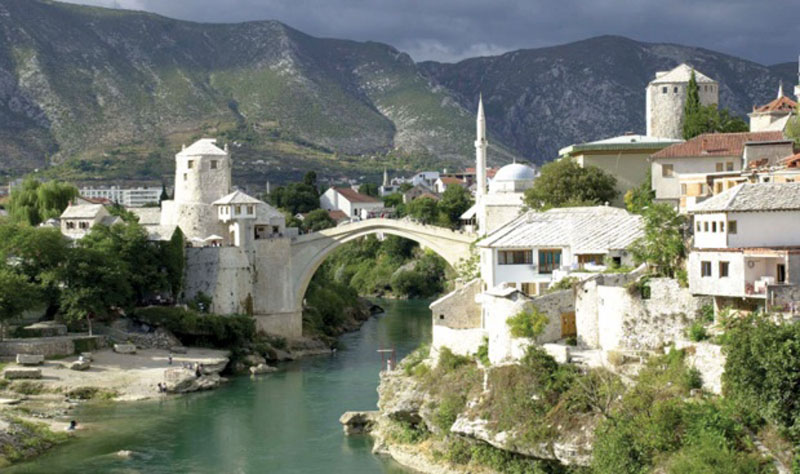 Malezijac skočio sa starog mosta u Mostaru i nije isplivao