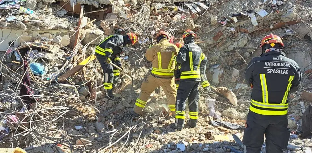 Nikšićki vatrogasci u Turskoj nastavljaju sa izvlačenjem nastradalih i povrijeđenih iz ruševina