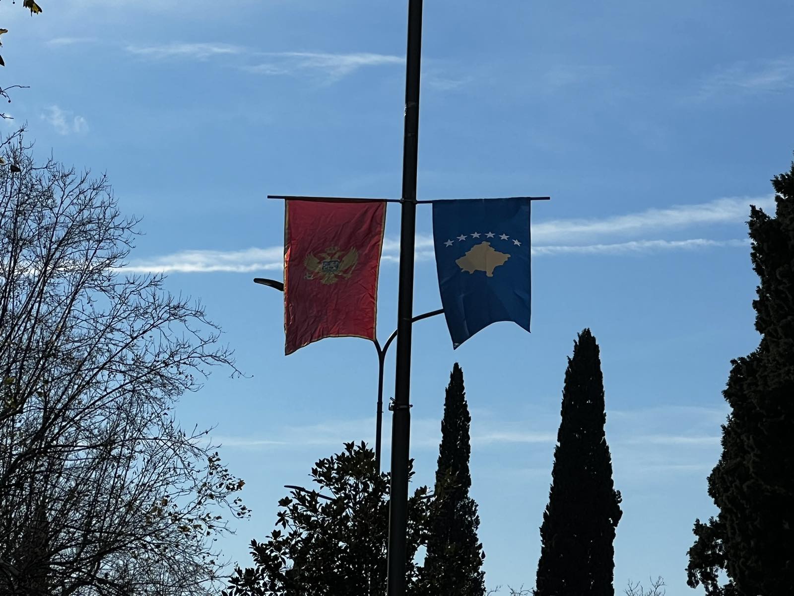 SKANDAL: Zastave lažne države Kosovo se vijore Podgoricom, Vjosa Osmani dolazi u posjetu Đukanoviću i Abazoviću! (FOTO/VIDEO)