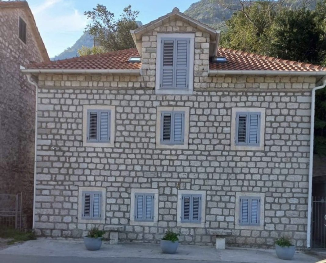 Hvali ga SDP: Vodi li Glosarij Milojka Spajića pravo u Milov zagrljaj!