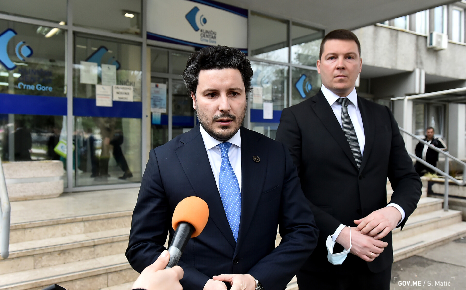 Abazović i Adžić posjetili povrijeđene u jučerašnjem napadu bombom u Osnovnom sudu