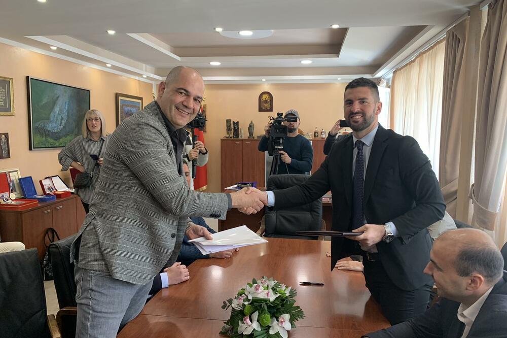 Mikijelj i Božović potpisali memorandum o ustupanju Luke Budva na privremeno korišćenje Opštini