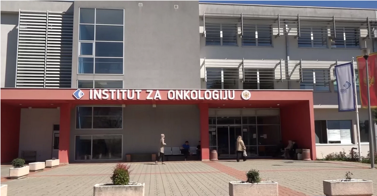 Manidestacija „SLUŠAJTE SVOJ STOMAK“ ispred Instituta za onkologiju Kliničkog centra Crne Gore!
