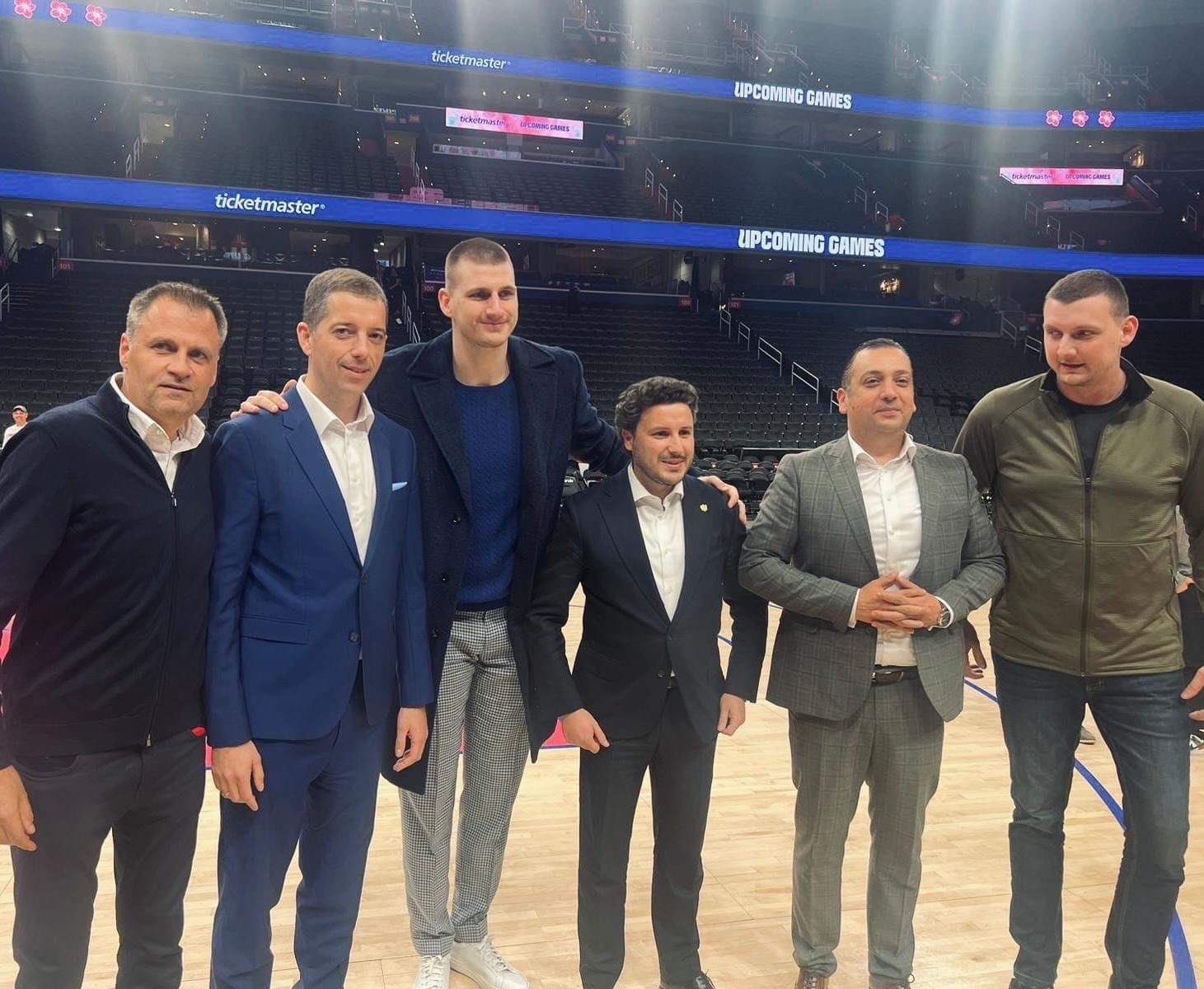 Abazović posjetu SAD iskoristio da odgleda i utakmicu NBA: Dritan se slikao sa Nikolom Jokićem