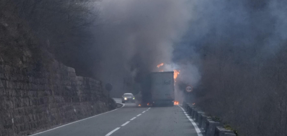 Kamion u plamenu: Vatra buknula tokom vožnje kroz Platije