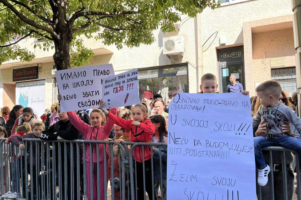 Protest ispred Vlade: „Želim svoju školu“