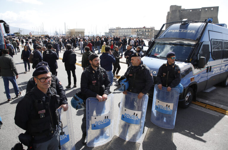 Napolitanci napali navijače Ajntrahta: Zapaljena policijska vozila