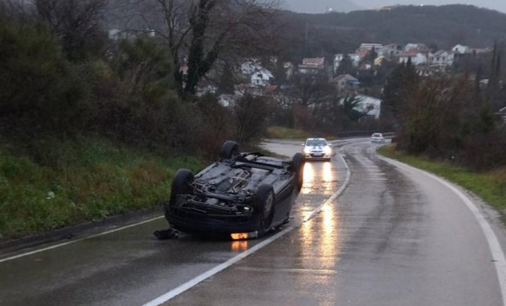 Bar: Prevrnuo se automobil, dvije osobe povrijeđene