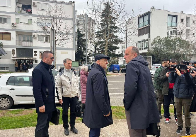 Protest ispred Osnovnog suda: Krajnje je vrijeme da se promijeni odnos države prema bezbjednosti u institucijama