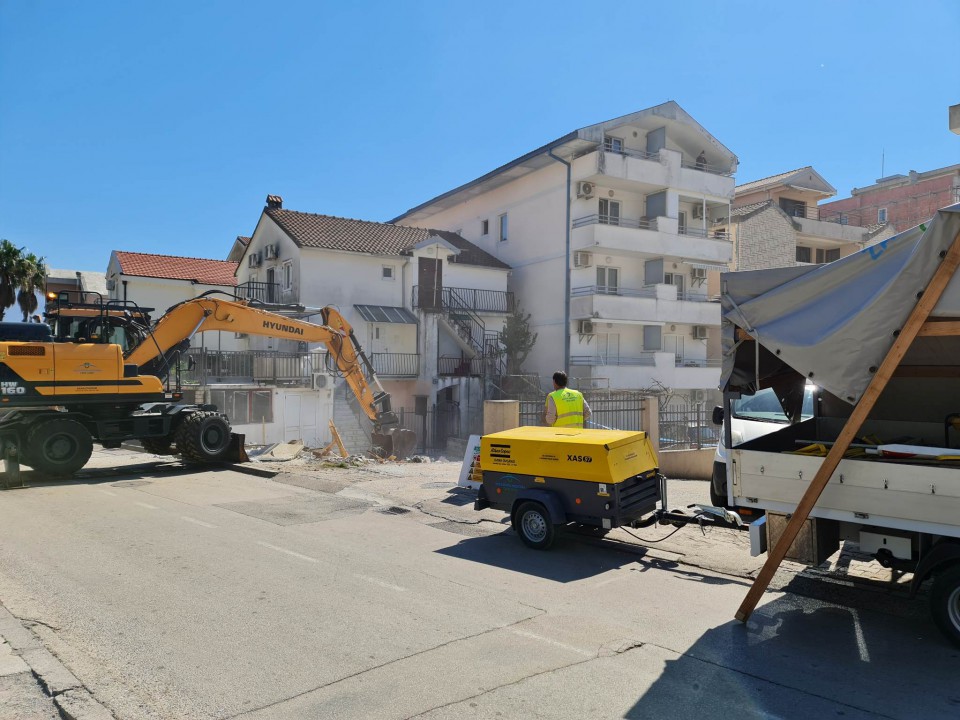 Počelo rušenje nelegalnih objekata u Budvi
