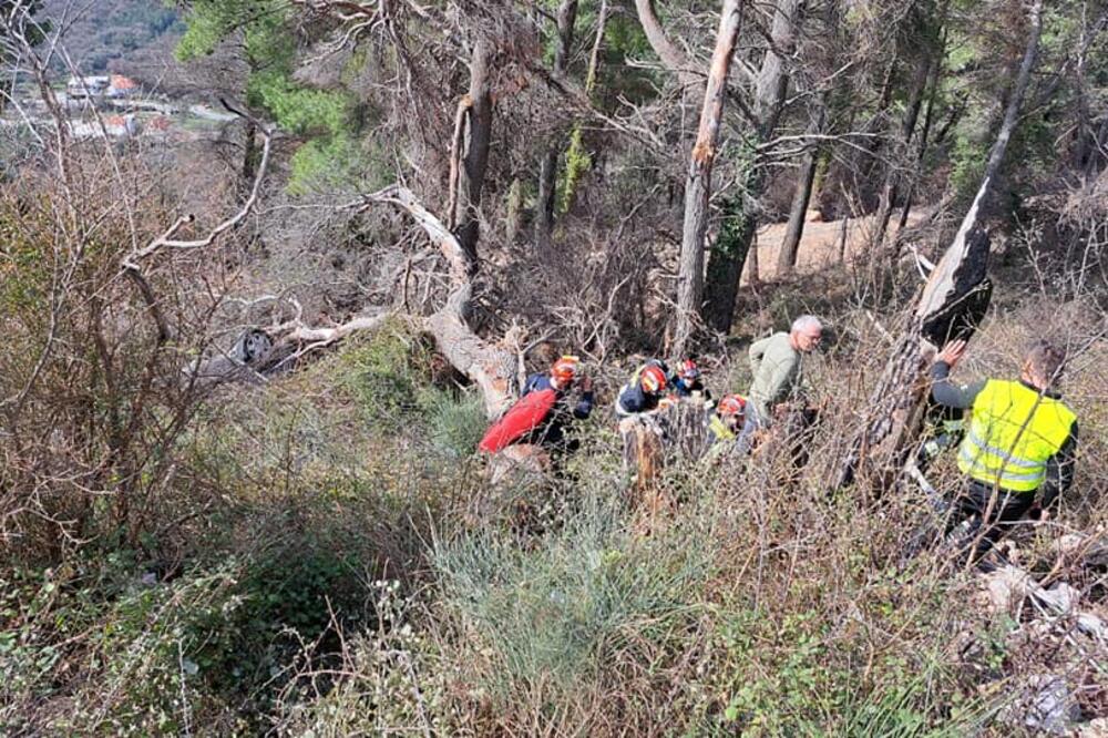 Vozilo sletjelo u provaliju, spasene dvije osobe
