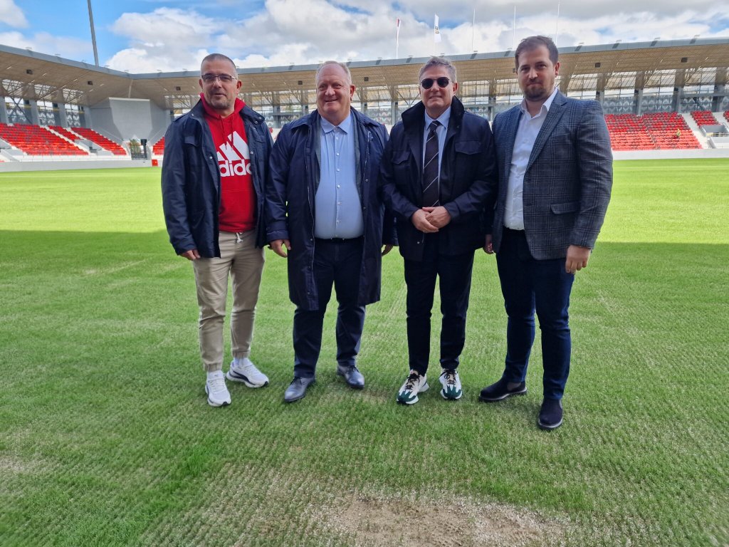 Čelnici FSS-a i selektor Stojković obišli novi stadion u Leskovcu (FOTO)