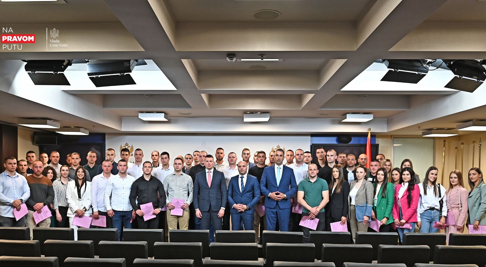 Adžić i Terzić uručili rješenja novozaposlenim policajcima: Građani da vas poštuju, kriminalci da vas se plaše!