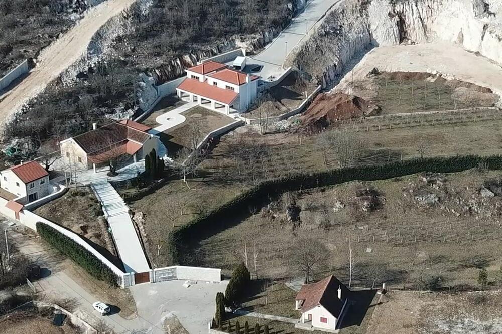 Komedija: Funkcionerka DPS-a iz Dritanove Vlade spašava Milove kuće u Kočanima!