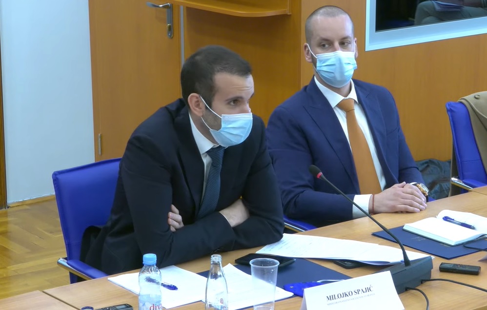 Milojko za Janka, Janko za statut i počupaće Jakova