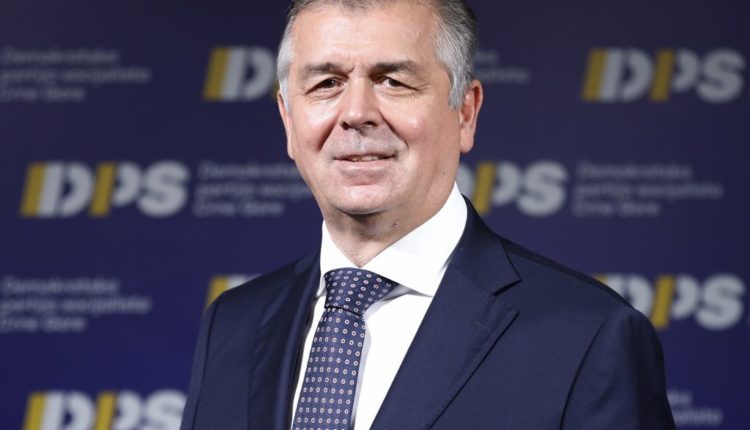 I još prima platu iz budžeta: Ugledni građanin Brano Gvozdenović uprkos milionskim aferama na slobodi!
