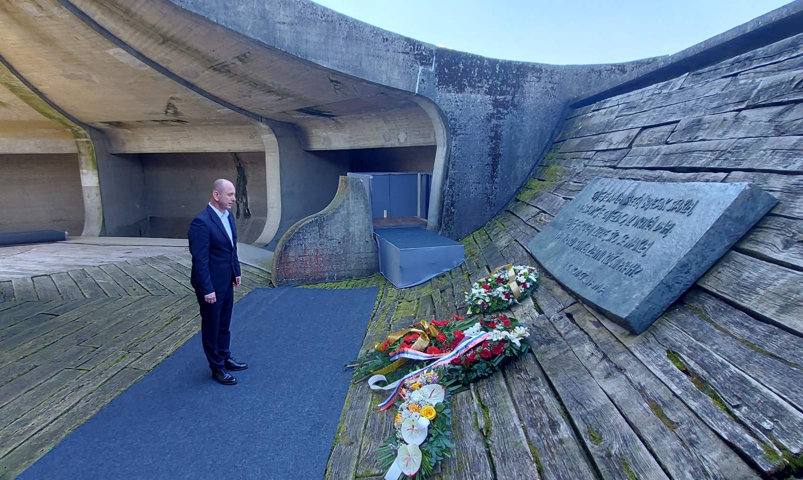 Knežević posjetio Jasenovac: Dužni smo da sačuvamo sjećanje na genocid nad srpskim narodom!