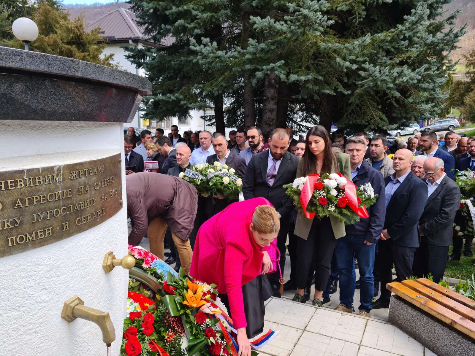 Delegacija Demokratske narodne partije danas položila vijence na spomen-česmu žrtvama bombardovanja u Murinu