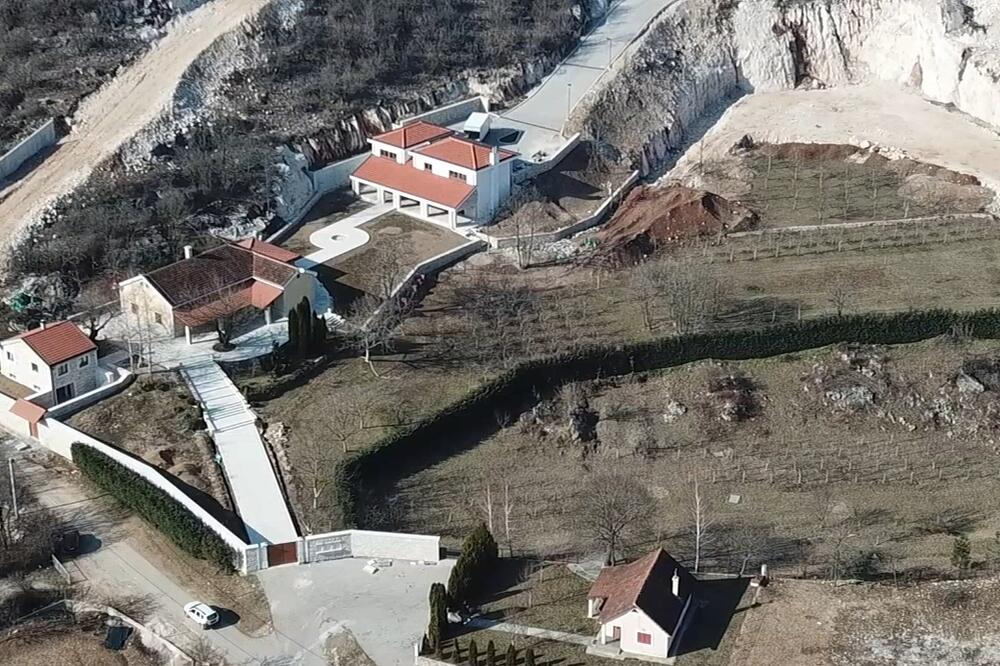 Inspekcija naredila Milu Đukanoviću da sruši nelegalne objekte u Kočanima!