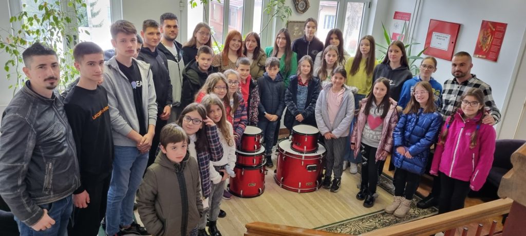 Sekretarijat za kulturu, omladinu i odnose sa NVO Opštine Berane donirao set bunjeva muzičkoj školi