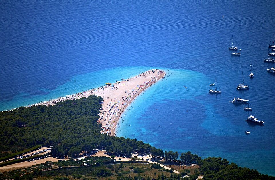 Hrvatska: Centrom grada prošetao djevojku na povocu