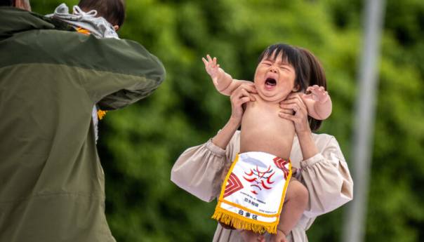 Japan: Bebe se takmičile u “sumo plaču”