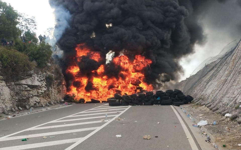 Silne državice, ustukla pred šačicom komita