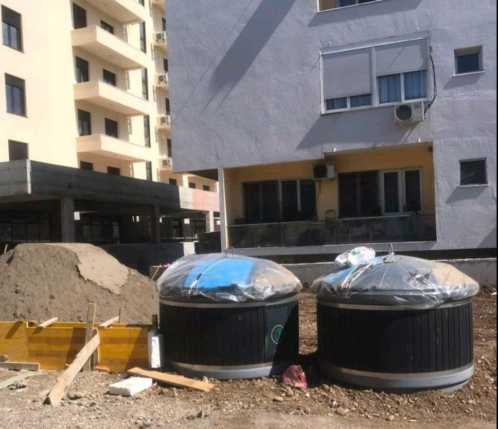 Stanari zgrade u blizini Sahat kule se žalili nadležnima: Kontejnere im postavili pod balkone!