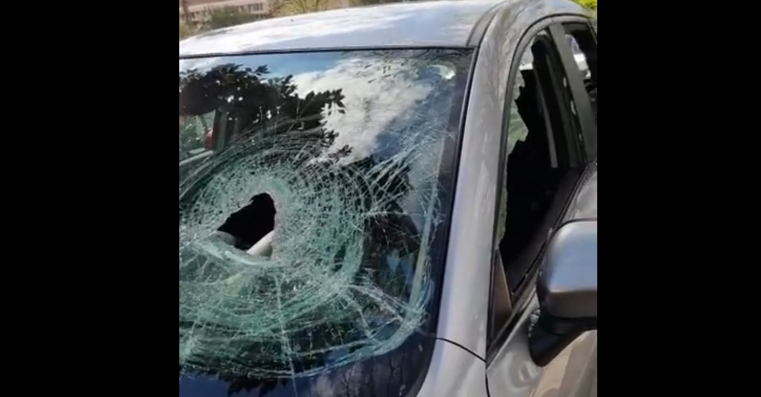Macom napao tinejdžere: Jednog udario, razbio dva automobila