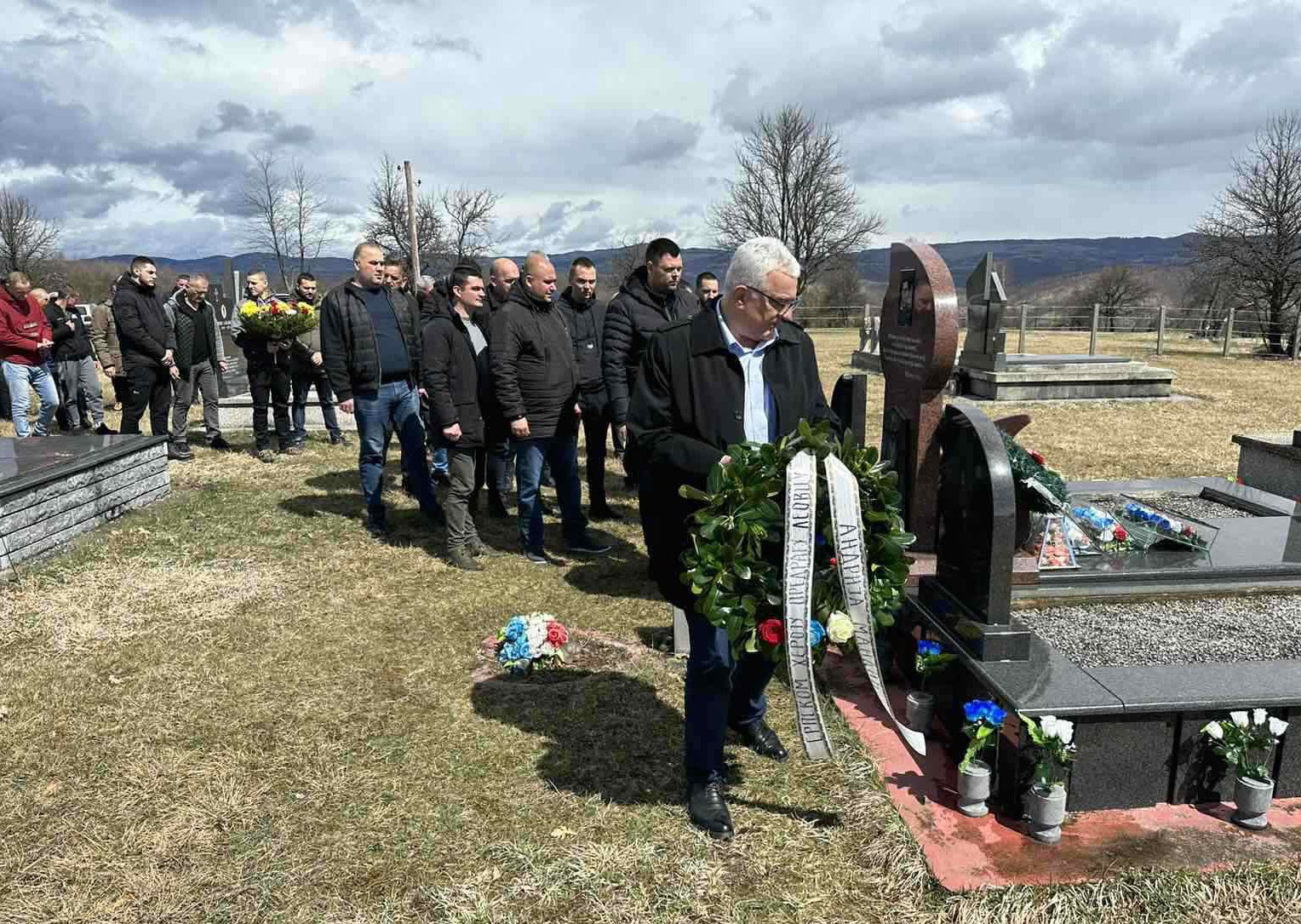 Mandić i funkcioneri DF-a odali počast heroju sa Košara Predragu Leovcu