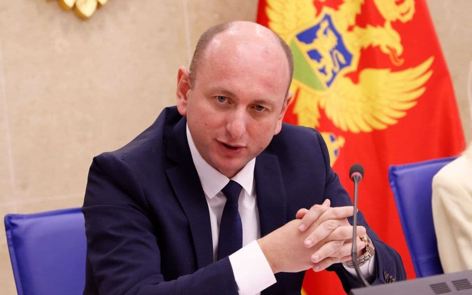 Knežević: Milu Božoviću se sudi u britanskoj ambasadi: Neka šef SPO i GST kažu jesu li imali kontakte sa Milom Božovićem!