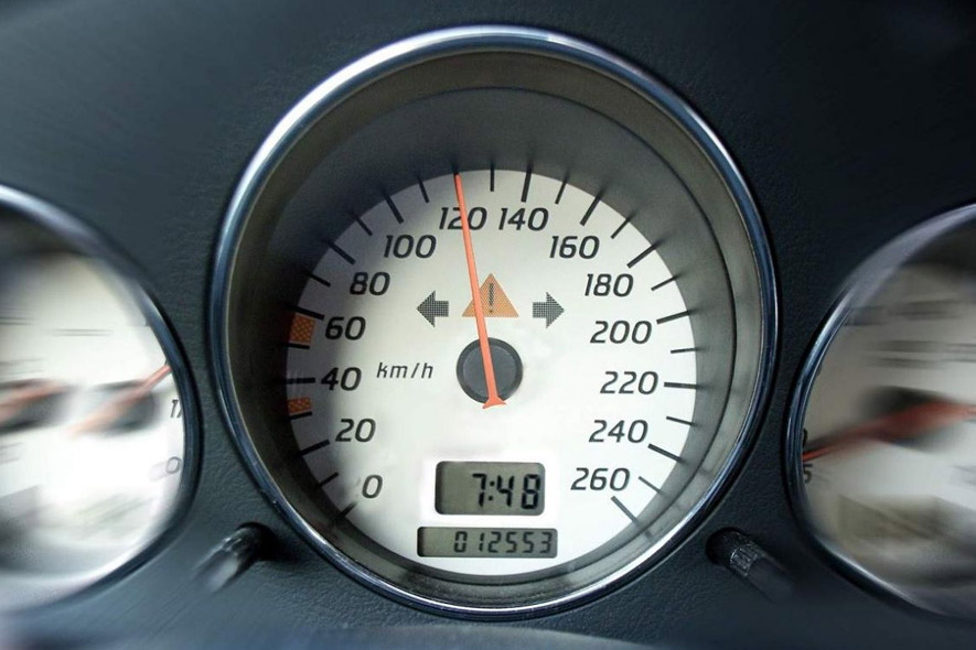 Automobilom preletio više od 20 metara pa sletio na prvi sprat kuće