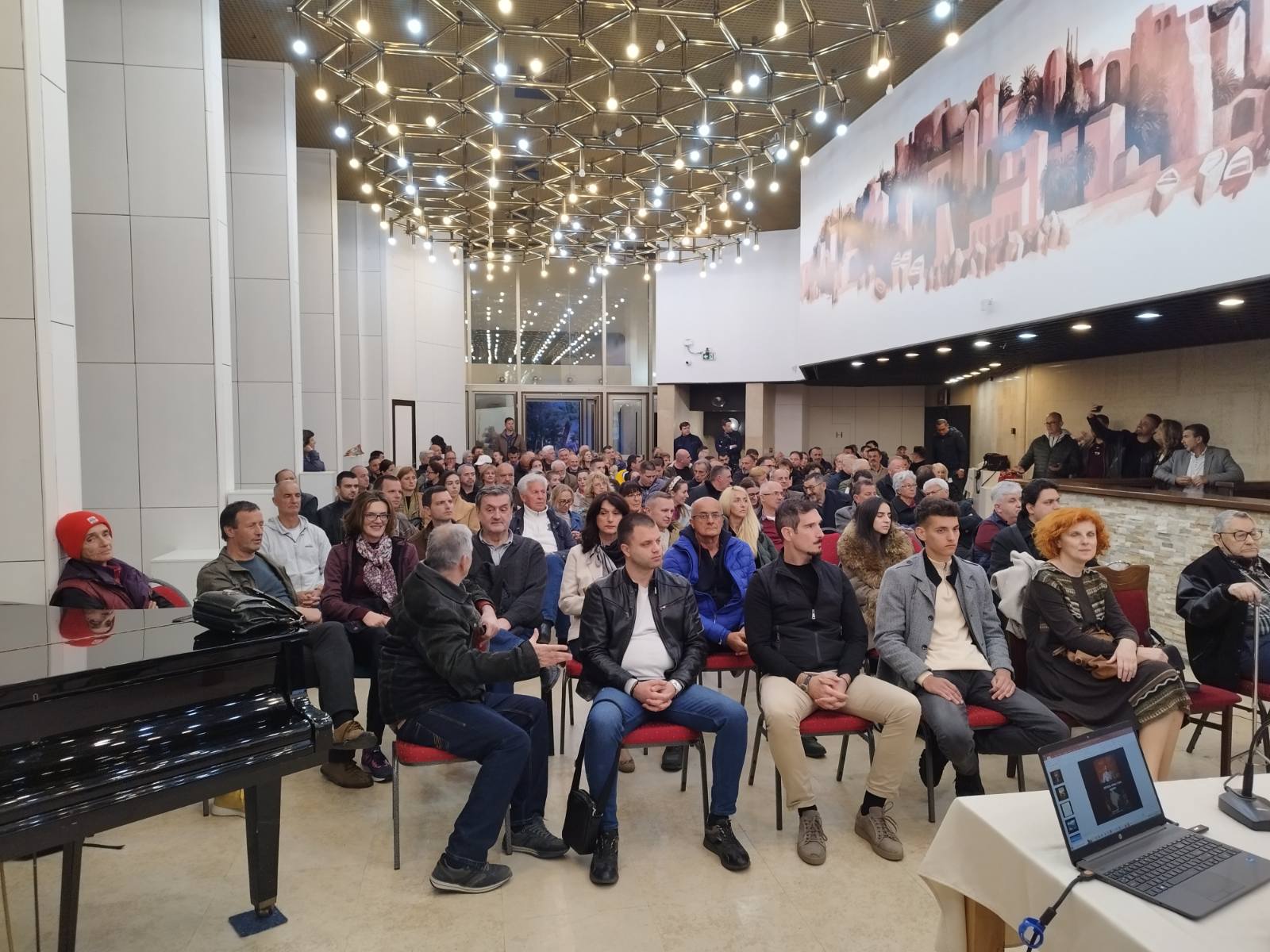Prepuna Dvorana „Park“ u Herceg Novom na predavanju Gorana Šarića