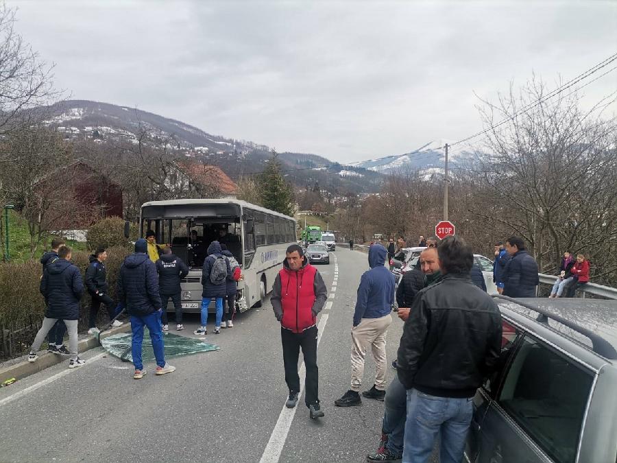 Nema teže povrijeđenih: Autobus sa fudbalerima Jedinstva se sudario sa dva automobila