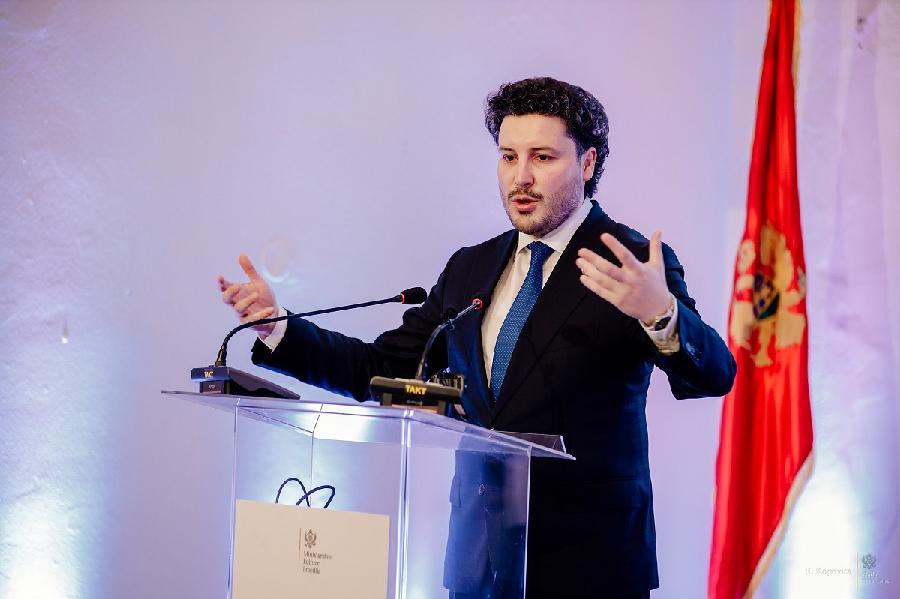 Abazović: Država voljna da iznajmi ili kupi trajekte od braće Ban