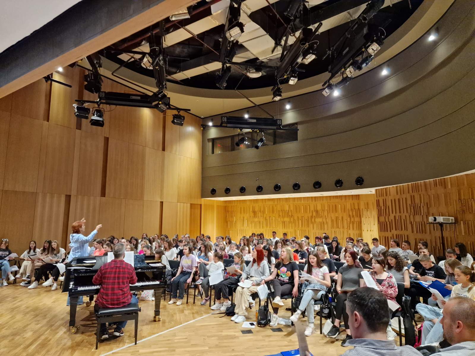 Združeni horovi svih muzičkih škola na Velikoj sceni Muzičkog centra Crne Gore
