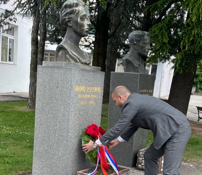 Vučinić položio vijenac na spomenik narodnoj heroini Milici i braći Vučinić povodom Dana pobjede
