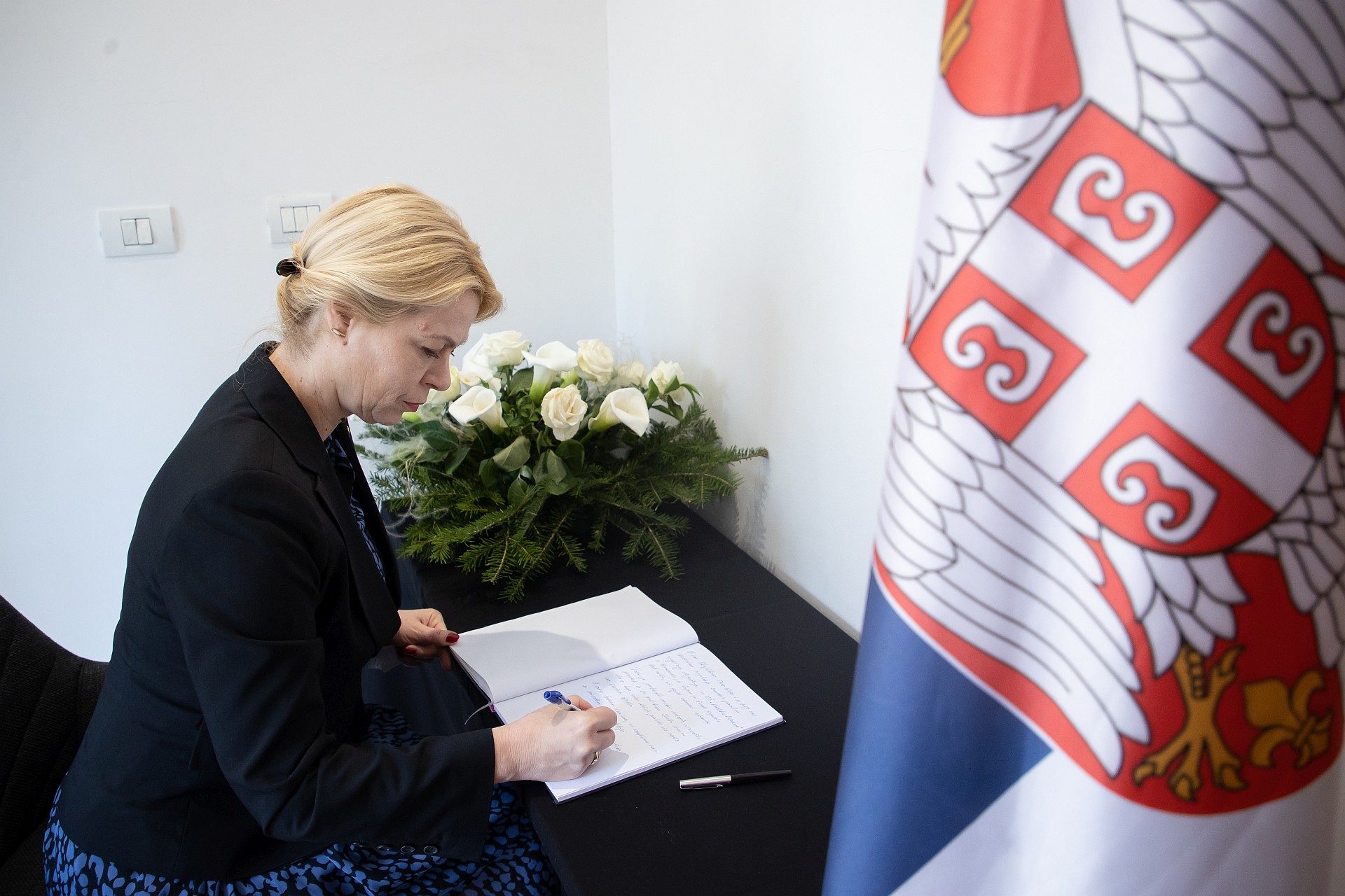 Đurović se upisala u knjigu žalosti: U mislima smo sa narodom bratske Srbije