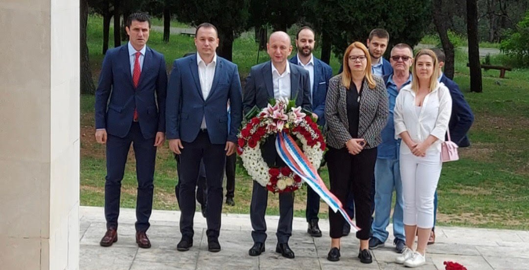 Njegoševska Crna Gora ne ljubi lance: Delegacija DNP-a položila vijenac na Spomenik partizanu borcu na Gorici: