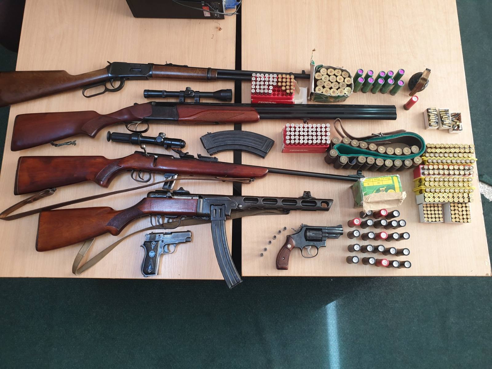 U pretresima u Nikšiću policija pronašla i oduzela pušku, revolver i eksploziv