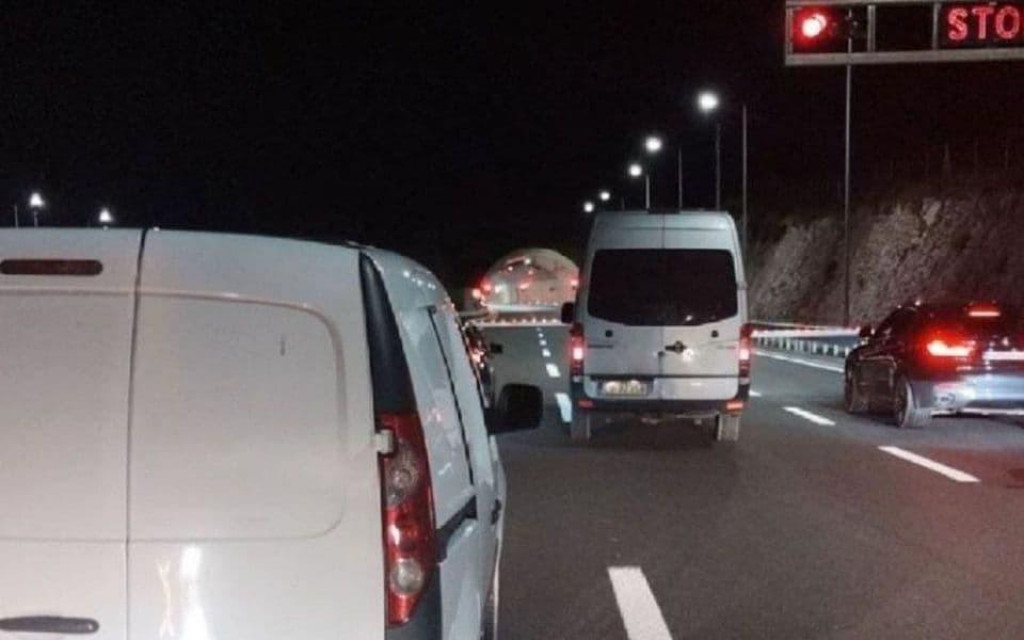 Udes na autoputu, dvije osobe povrijeđene