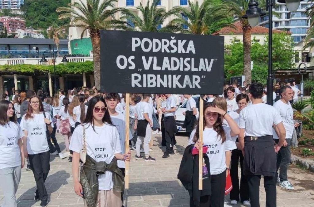 Budvanski srednjoškolci organizovali šetnju u znak podrške učenicima OŠ „Vladislav Ribnikar“