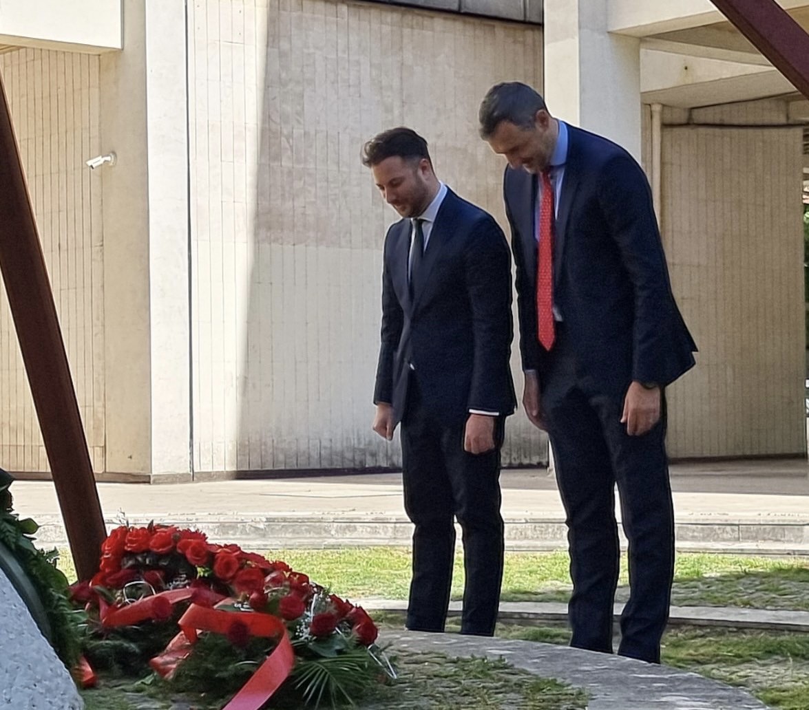 Predstavnici Demokrata položili vijenac na spomenik nevino stradalim žrtvama bombardovanja Podgorice