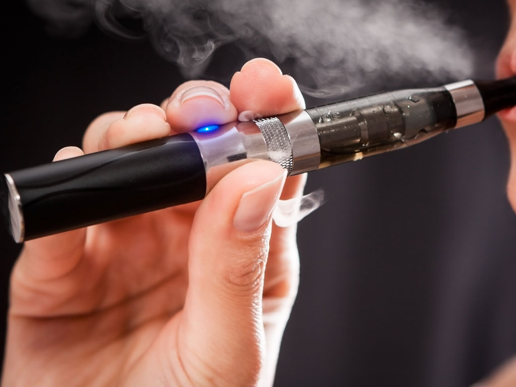 Raste broj korisnika e-cigareta, naučnici poručuju da one nisu manje štetne od klasičnih