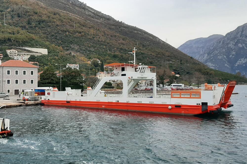 Zakup jednog uslov za kupovinu svih šest trajekata