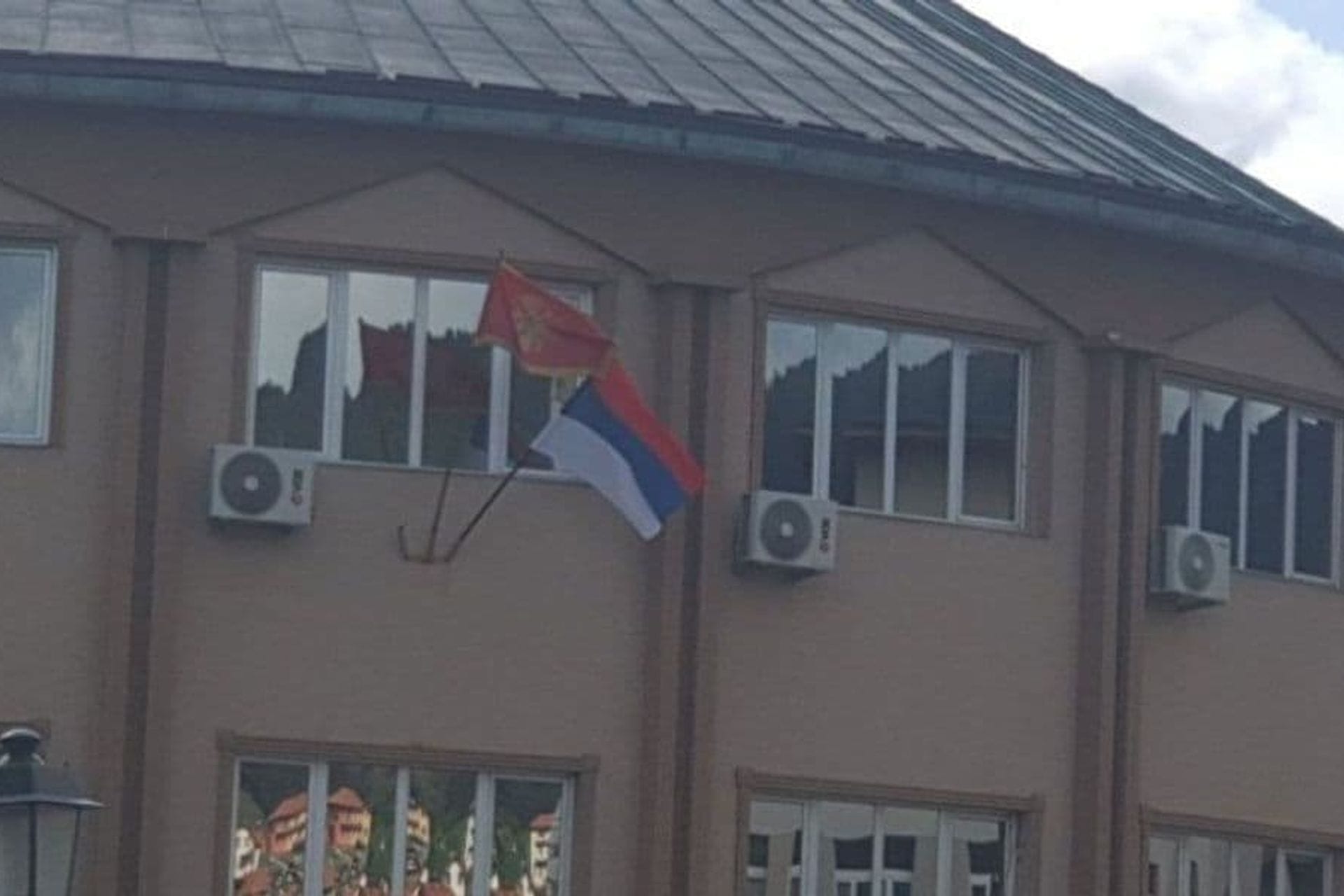 Predsjednik opštine Pljevlja: Trobojka na zgradi opštine stajaće vječno