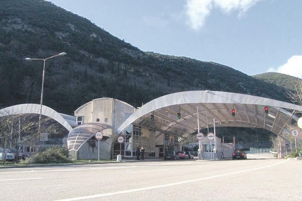 Zaustavljeno krijumčarenje sokolova na GP Debeli brijeg; Četiri dana bili u gepeku