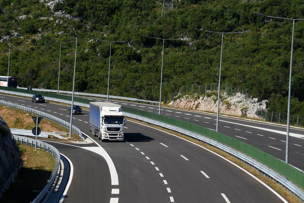 Sudar na auto-putu u tunelu Žečka
