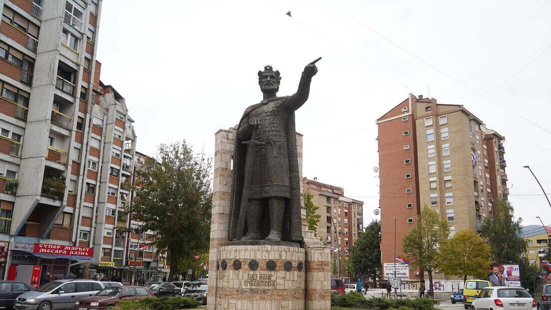 Knez Lazar u vagonu prigradske železnice
