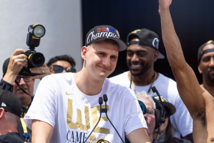 Šampionska parada Denvera: Jokić pogođen flašom u glavu (VIDEO)